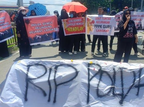 Demo Bawa Keranda ke Polda Sumut, Guru Honorer Langkat Tuntut Keadilan