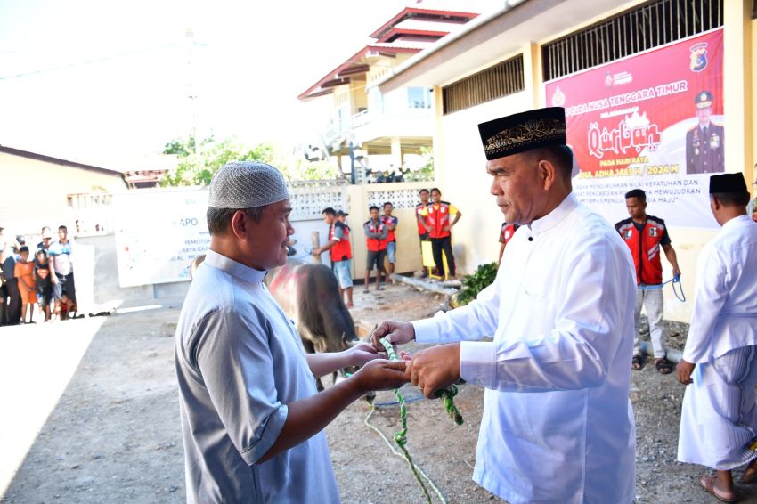 Polda NTT dan Polres Jajaran Berbagi Daging Kurban bagi Warga Kurang Mampu