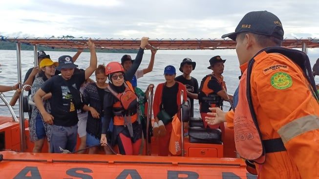 Kapal Angkut Puluhan Wisatawan Terbalik Dihantam Ombak di Tapteng, 3 Orang Tewas