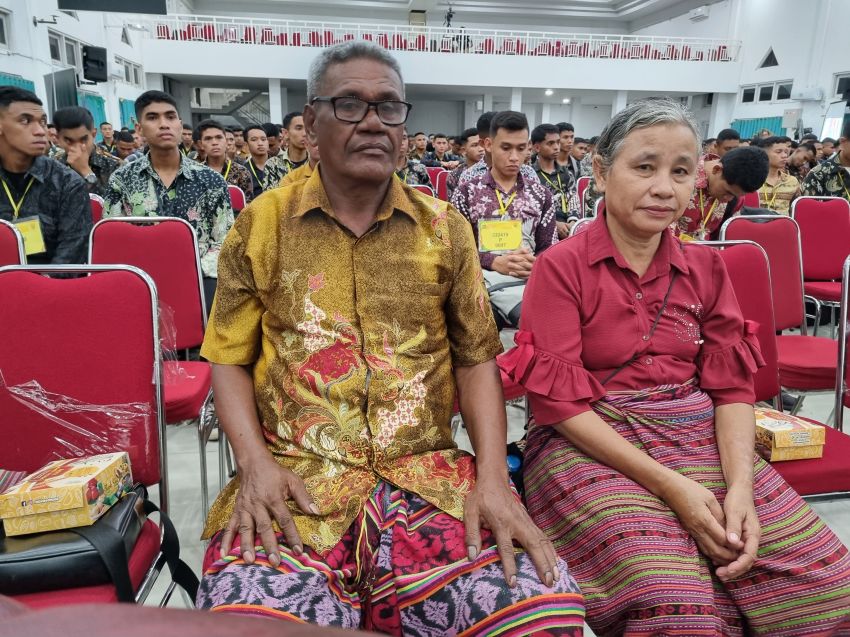 Pasangan Suami Istri Asal Perbatasan Ini Bersyukur dengan Kelulusan Anaknya Menjadi Bintara Polri