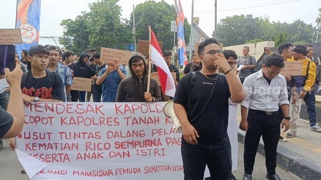 Demo ke Polda Sumut, Mahasiswa Desak Polisi Serius Usut Pembakaran Rumah Wartawan di Karo