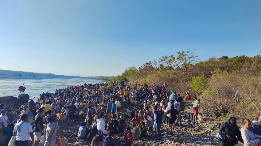 Ribuan Warga Ramaikan Pesta Rakyat Panen Ikan Lilifuk Gatal di Bolok-Kupang Barat