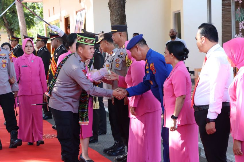 Jadi Kapolres Manggarai Barat, AKBP Christian Kadang Disambut dengan Ritual Kepok Curu dan Tradisi Pedang Pora