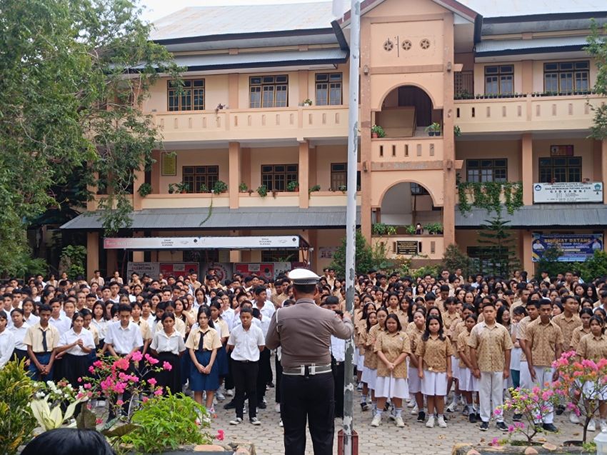 Kasat dan Polantas Polresta Kupang Kota Tingkatkan Kesadaran Siswa SMA Melalui Pembinaan dan Penyuluhan