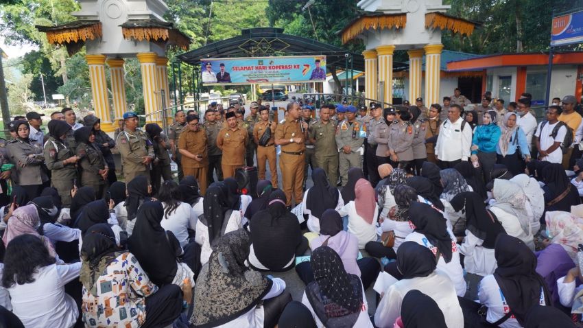 Pj Bupati Langkat Menemui Sekaligus Mendengarkan Keluhan Peserta Aksi Damai FORUM P3K Guru 2023 Langkat