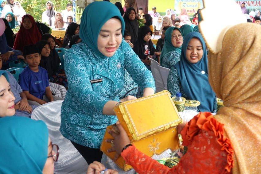 Pj. Ketua TP PKK Langkat Serahkan 100 Paket Sembako Bantuan Presiden RI di Kecamatan Tanjung Pura 