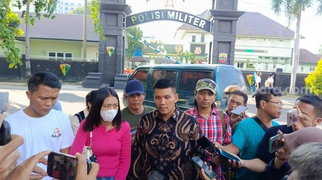 Bawa Bukti Keterlibatan Oknum TNI ke Pomdam I/BB, Keluarga Wartawan Tewas Dibakar di Karo  Minta Pelaku Dihukum Mati