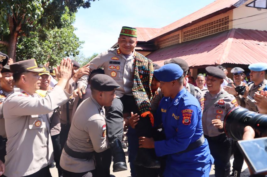 Suasana Haru Warnai Pelepasan AKBP Ari Satmoko Bersama Istri dari Mako Polres Manggarai Barat