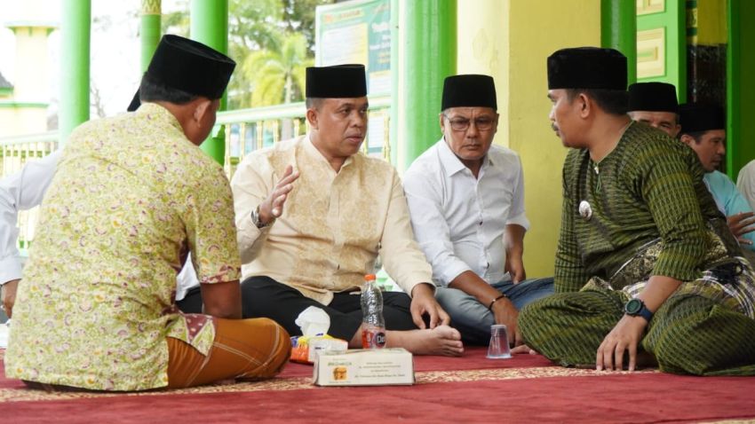 Pj. Bupati Langkat Faisal Hasrimy Laksanakan Sholat Jumat Bersama Masyarakat dan Bagikan Sembako di Masjid Azizi