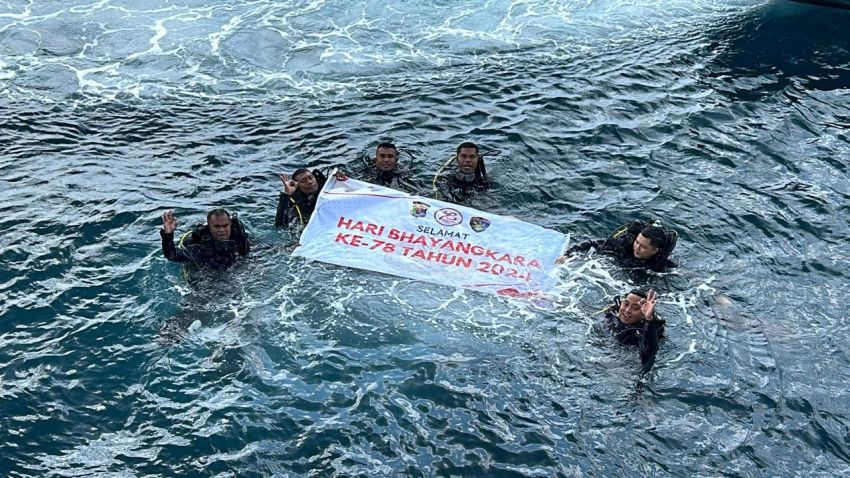 Anggota Ditpolairud Polda NTT Menyelam dan Ucapkan HUT Bhayangkara dari Dasar Laut