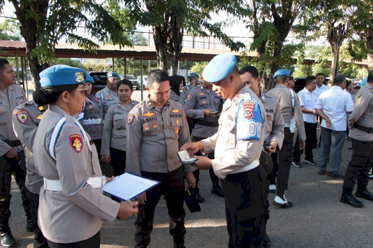 Provost Polda NTT Periksa Kelengkapan Surat dan Kerapihan Anggota dan ASN Polda NTT