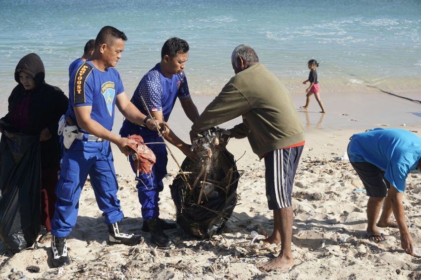 Polairud Polda NTT Gandeng Warga Bersihkan Pantai Tablolong-Kupang