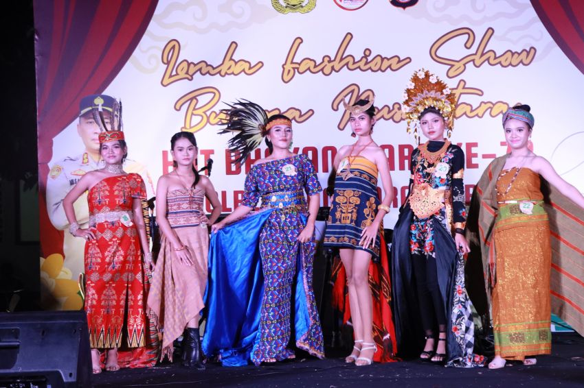 Fashion Show Busana Nusantara Warnai Peringatan Hari Bhayangkara ke 78 di Manggarai Barat