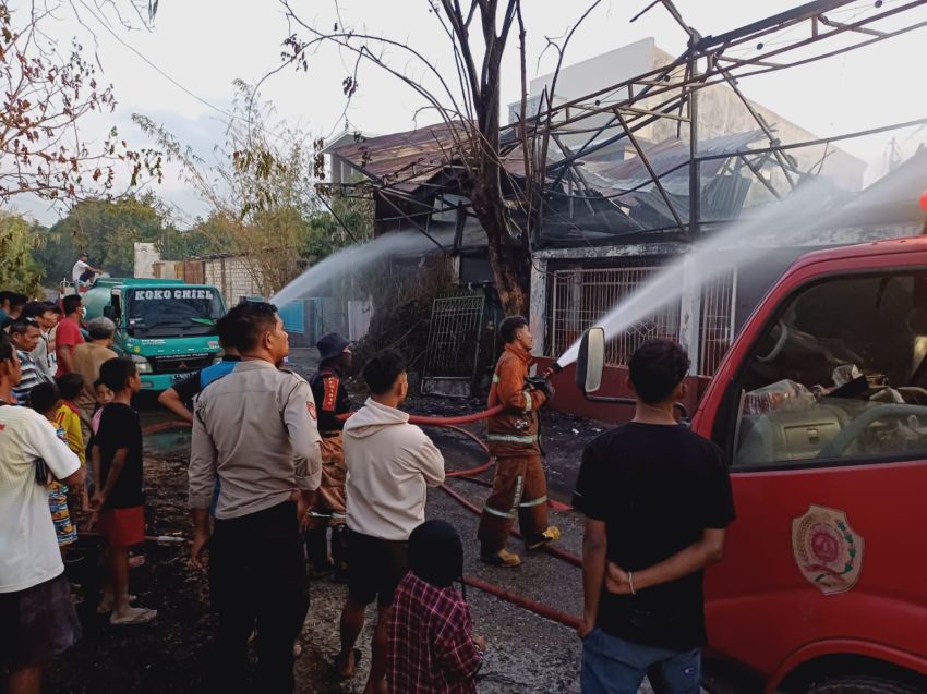 Pemilik ke Sumba, Satu Rumah Permanen di Kupang Terbakar