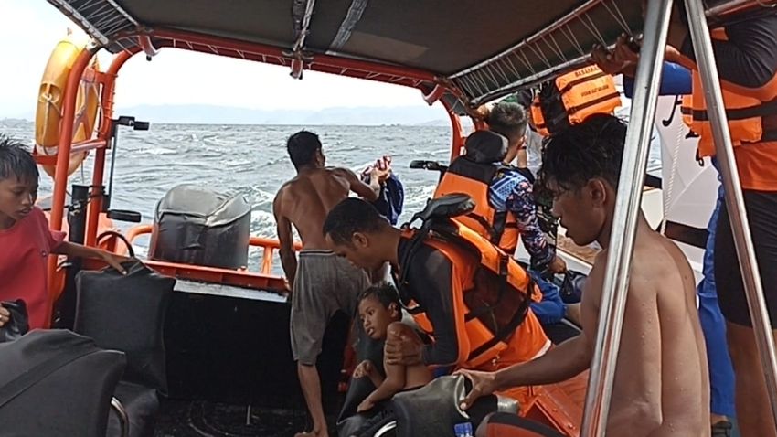 Dihantam Gelombang, Kapal Tenggelam di Labuan Bajo dan Nelayan Asal Gorontalo Selamat
