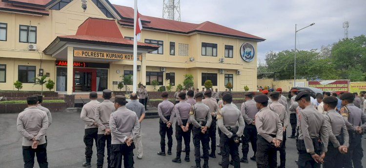 Mantan Wapres RI wafat, Polresta Kupang Kota dan Polsek Jajaran Kibarkan Bendera Setengah Tiang