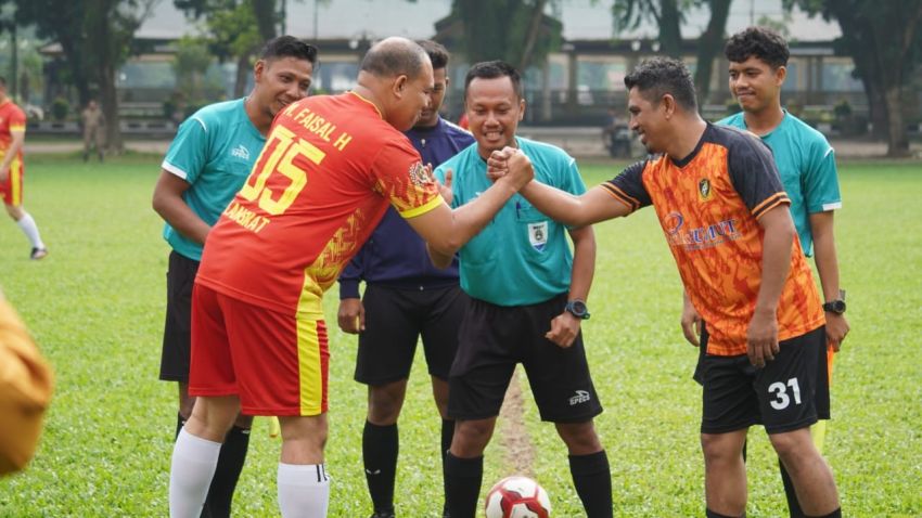 Pj Bupati Langkat Faisal Hasrimy galang persahabatan dengan Pertandingan Bola