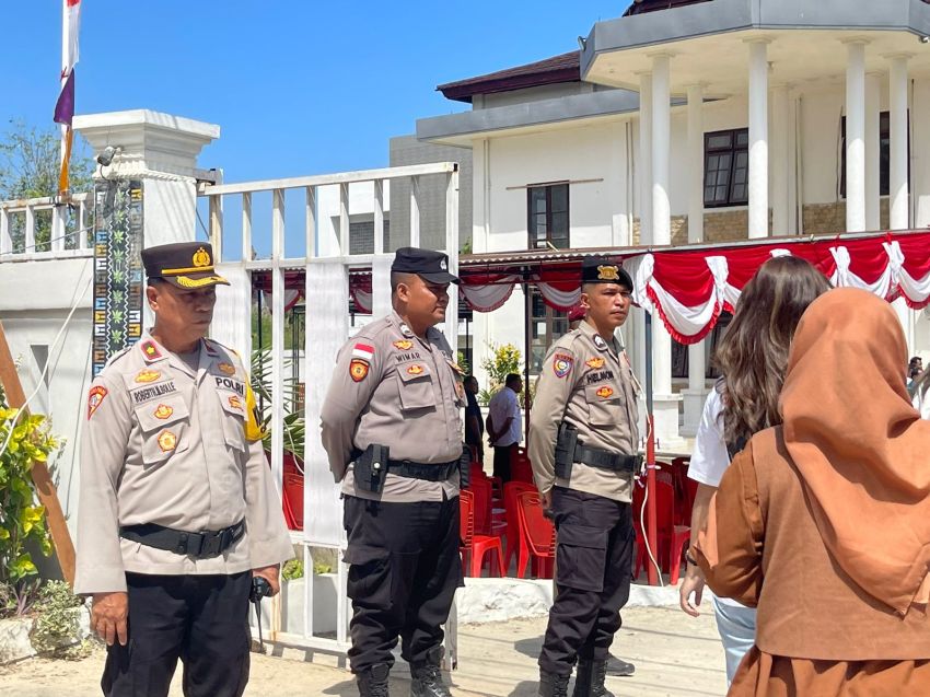 Puluhan Anggota Polres Manggarai Barat Amankan Pendaftaran Calon Bupati dan Wakil Bupati Manggarai Barat