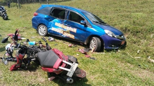 Brak!!! Mobil Honorer Tabrak Mobil Polisi dan Motor di Simalungun