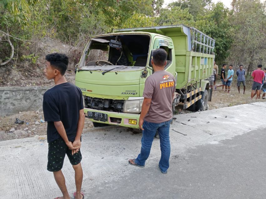 Dump Truk Tabrakan dengan Sepeda Motor, Empat Orang Tewas, Belasan Penumpang Luka-luka