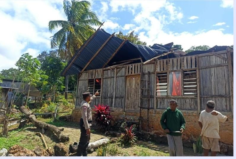 Atap Rumah Warga di Kabupaten TTU Ambruk Dihantam Angin Kencang