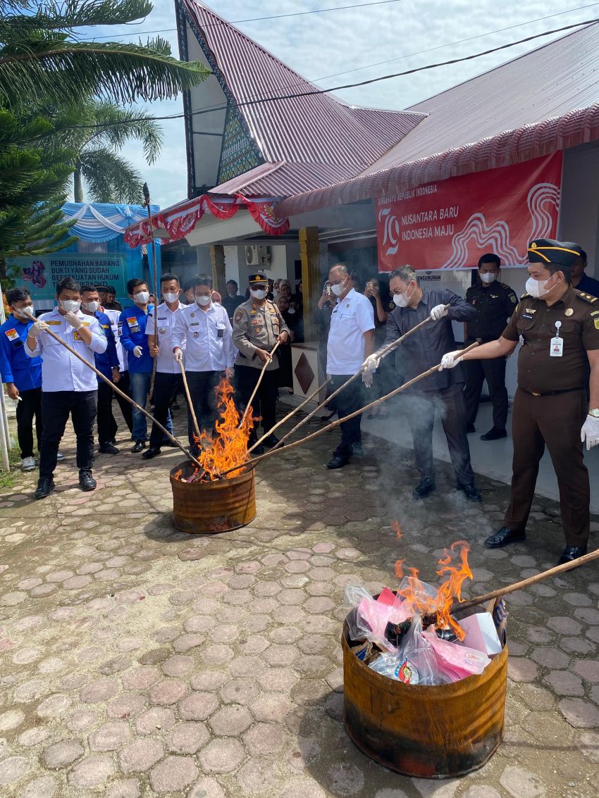 Kejari Paluta Musnahkan Barang Bukti Yang Sudah Inkracht