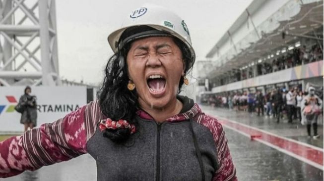 Viral Aksi Mbak Rara Pawang Hujan di Stadion Harapan Bangsa Aceh, Langsung Dipulangkan