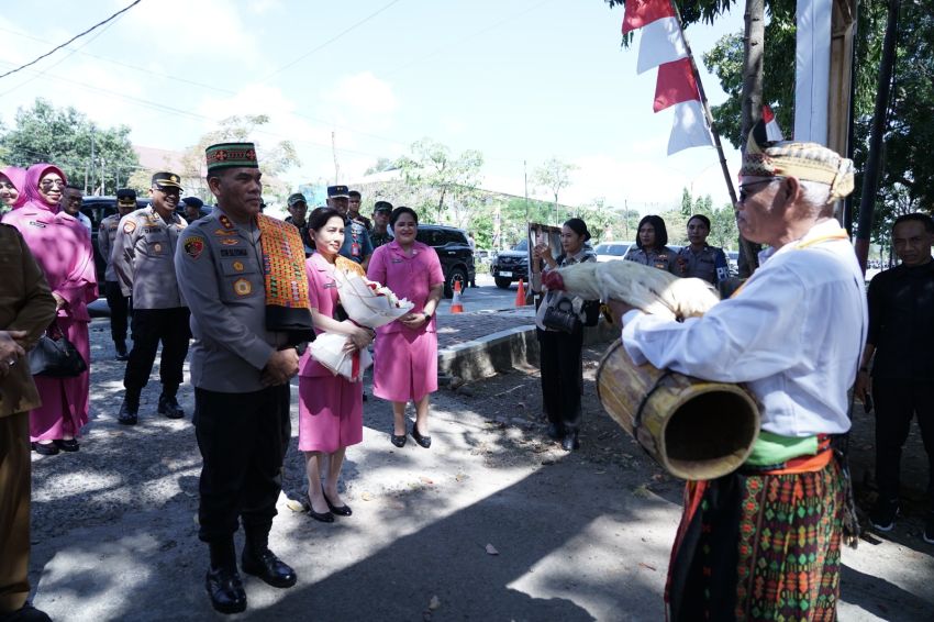 Bertemu Anggota Polri dan TNI di Manggarai Barat, Kapolda NTT Ingatkan Jaga Persatuan dan Kesatuan