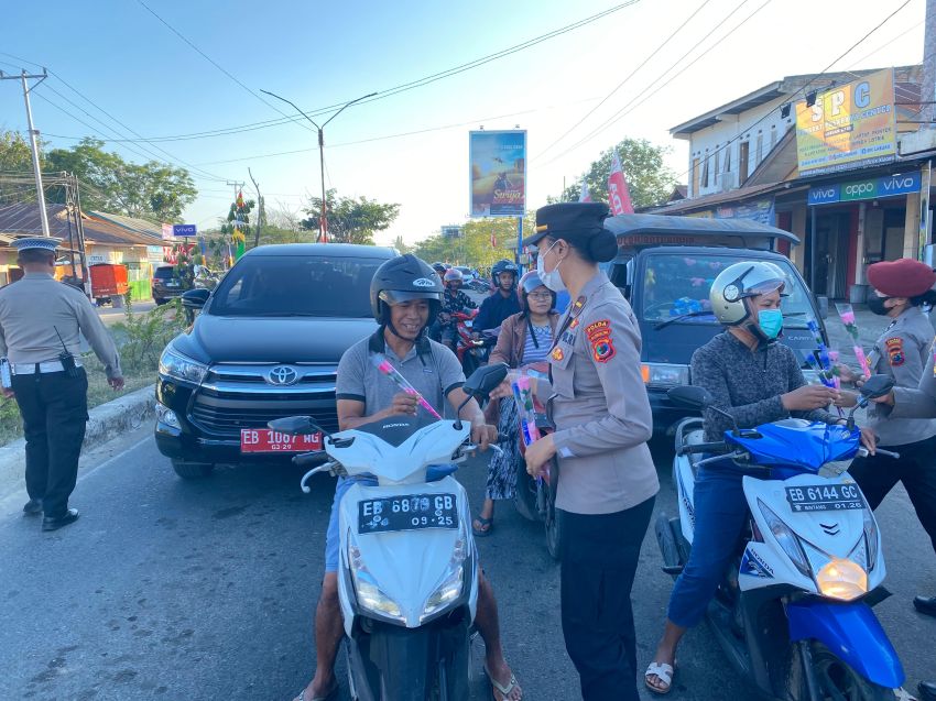 Polisi Wanita di Manggarai Barat Bagikan Bunga dan Coklat