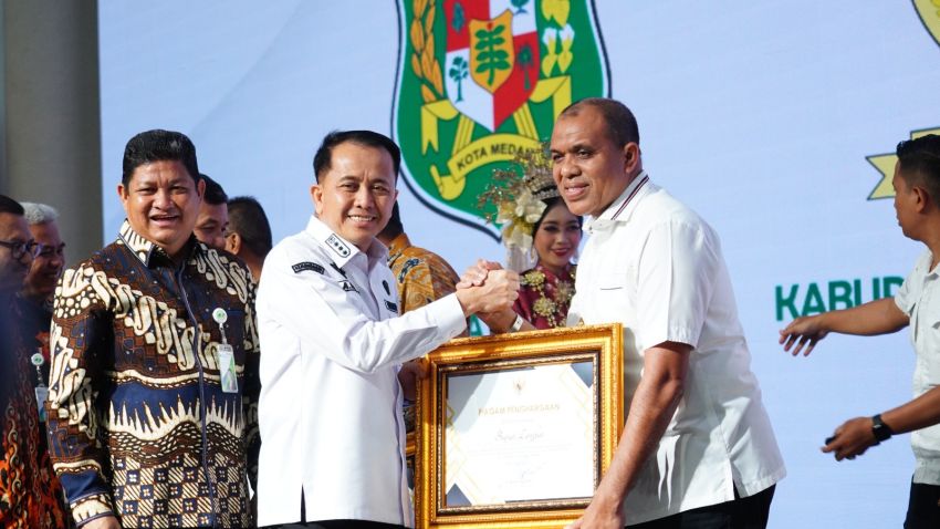 Pj Bupati Langkat Terima Penghargaan Apresiasi dari BPJS Ketenagakerjaan Provsu