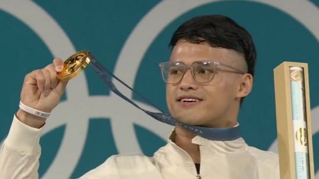 Rizki Juniansyah Rebut Emas Angkat Besi Olimpiade Paris 2024