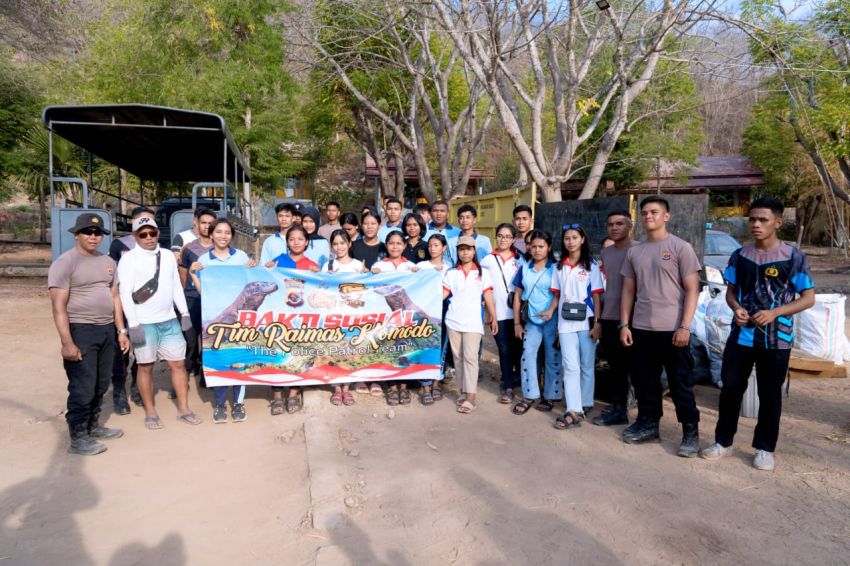 Polisi di Manggarai Barat kumpulkan Dua Ton Sampah dari Pantai Waecicu