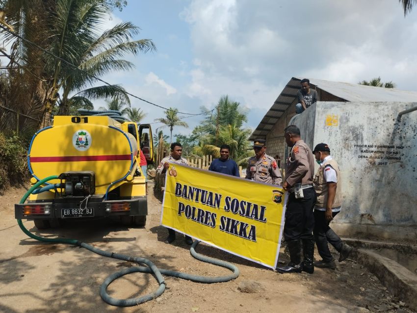 Warga Talibura-Kabupaten Sikka Dapat Bantuan Air Bersih dari Polres Sikka