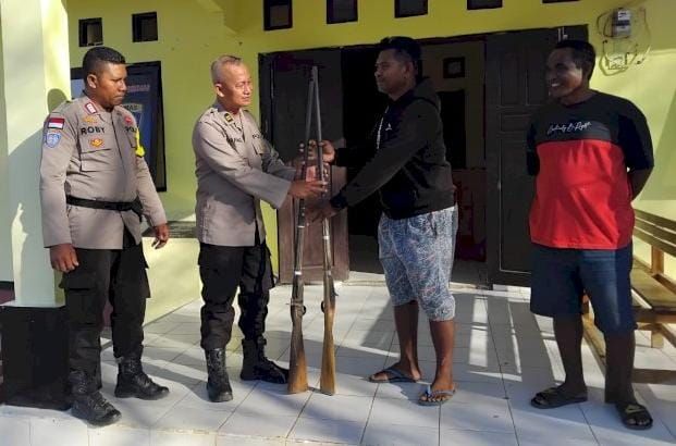 Warga Semau-Kupang Serahkan Dua Pucuk Senpi Rakitan ke Polisi