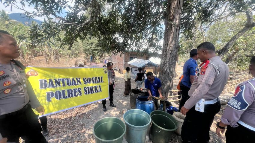 Polres Sikka Bagikan Ribuan Liter Air Bersih di Wilayah Krisis Air Bersih