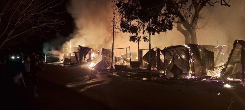 Sejumlah Warung dan Kios Milik Warga di Maumere Terbakar