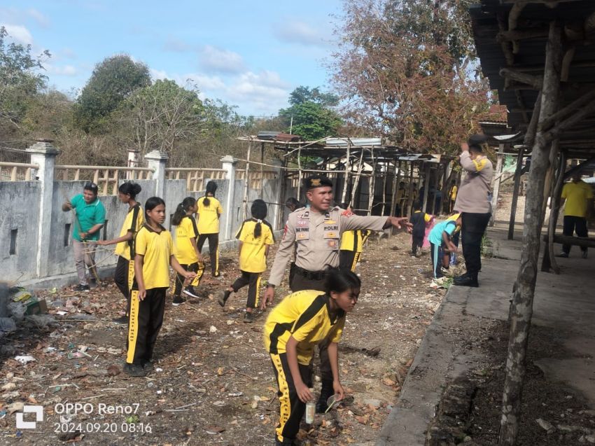 Polsek Pantai Baru Gandeng Guru dan Siswa SMP Bersihkan Pasar