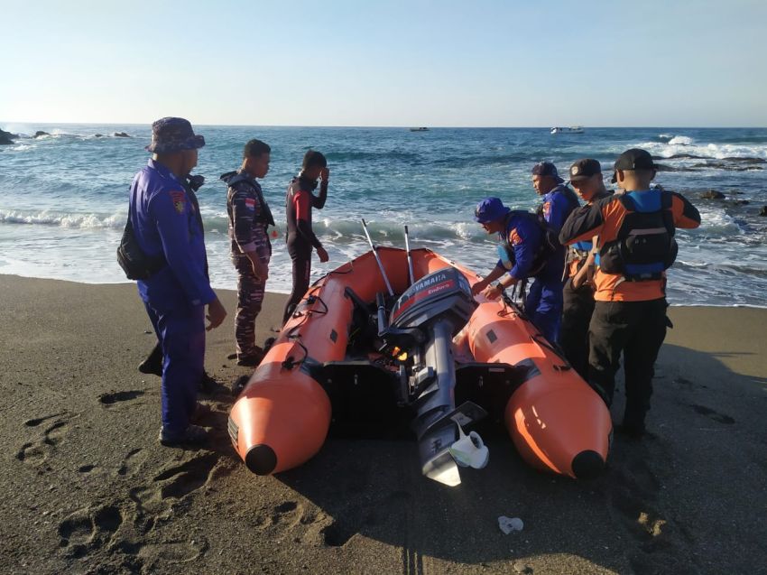 Tim SAR Gabungan Kerahkan Rubber Boat Cari Pedagang yang Tenggelam di Pantai Waegete-Sikka