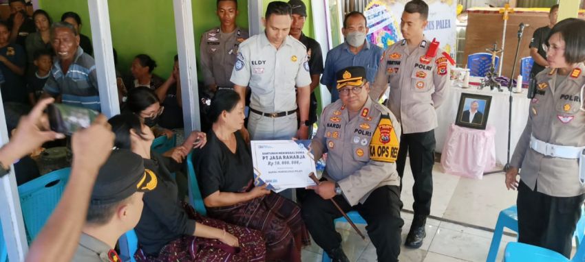 Kapolres Sikka Datangi Rumah Korban Kecelakaan Lalu Lintas