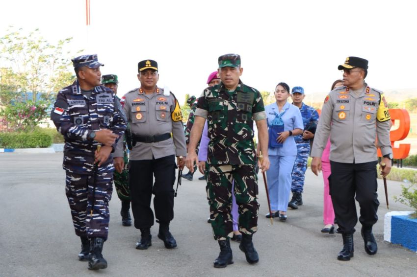 Kapolda NTT dan Pangkogabwilhan II Kunjungi Pos Satgas Pulau Terluar di Rote Ndao