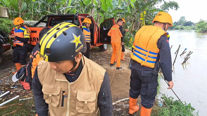 Tiga Hari Hanyut Terbawa Arus Sungai Padang, Jasad Dendi Belum Juga Ditemukan