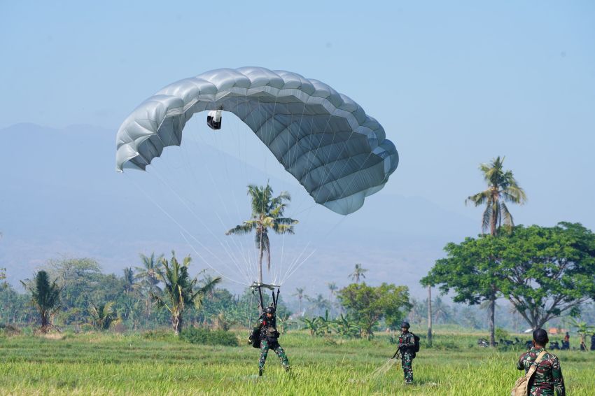 Penerjun Multinasional dan TNI Menari di Langit Banongan