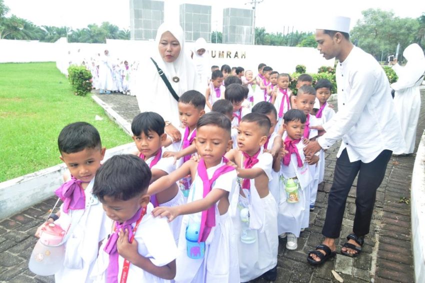 Ratusan Santri YP Islamiyah Al Amin Manasik Haji di Miniatur Ka'bah Masjid Agung Sergai