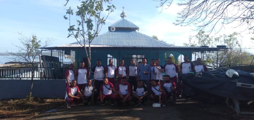 Anggota Dit Polairud Polda NTT Bersih-bersih Masjid untuk Peringati Maulid Nabi