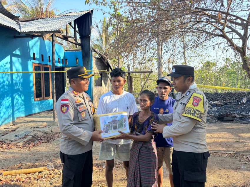 Kapolres Rote Ndao Sambangi dan Bantu Warga Korban Kebakaran Rumah Tinggal