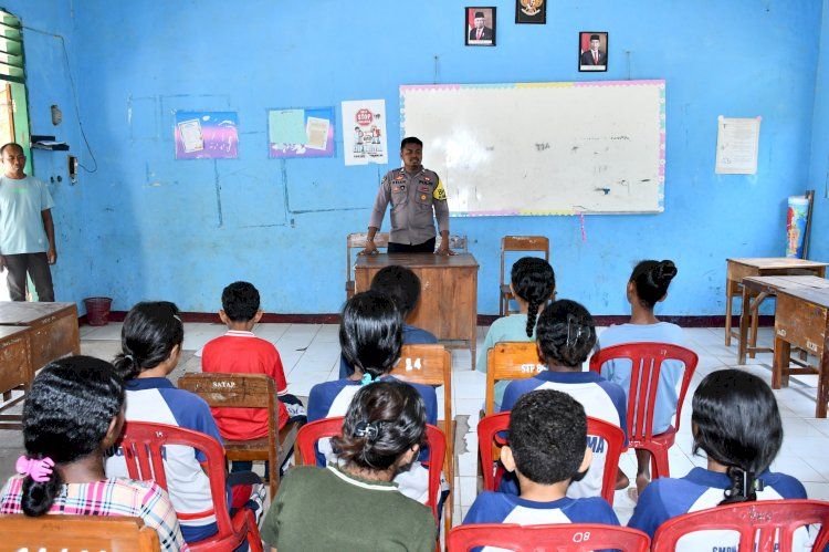 Bhabinkamtibmas Polres Flores Timur Jadi Guru Bagi Anak-anak di Wilayah Konflik Desa Bugalima-Adonara Barat