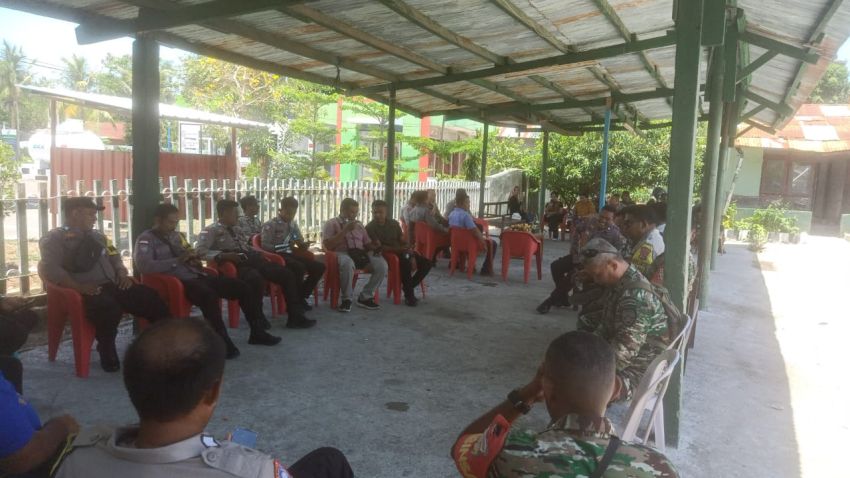 Kapolsek Kota Lama dan Kota Raja Beri Kejutan HUT TNI ke Koramil 1604-01 Kupang