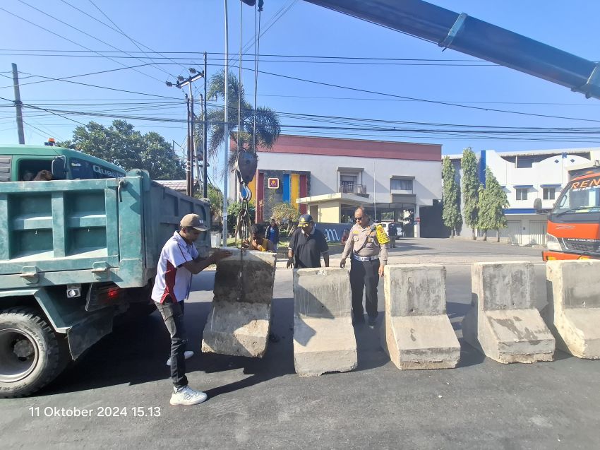 Jadi 'Jalur Maut', Polantas Polresta Kupang Kota Pasang Pembatas Jalan di Depan Hotel Ima Kupang