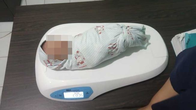 Heboh! Wanita Ini Pura-pura Temukan Bayi, Gak Taunya...