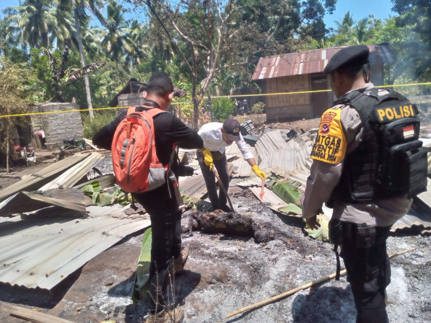 Polisi olah TKP di Lokasi Kebakaran Desa Bugalima-Adonara